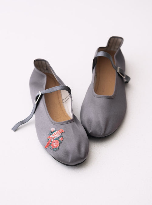 【受注予約】DAYLILYオリジナル刺繍ワッペン付き ストラップチャイナシューズ（Gray）